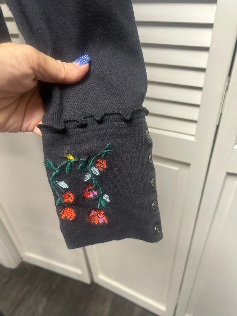 Nwot fleur embroidered cuff top no size tag